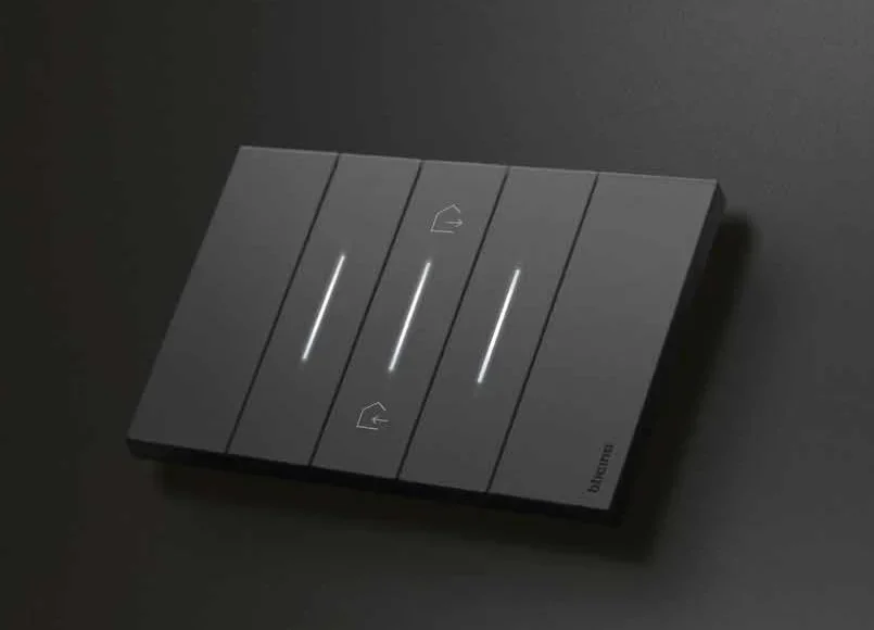 Черен ключ bticino Living Now с пет клавиша и светещи LED линии