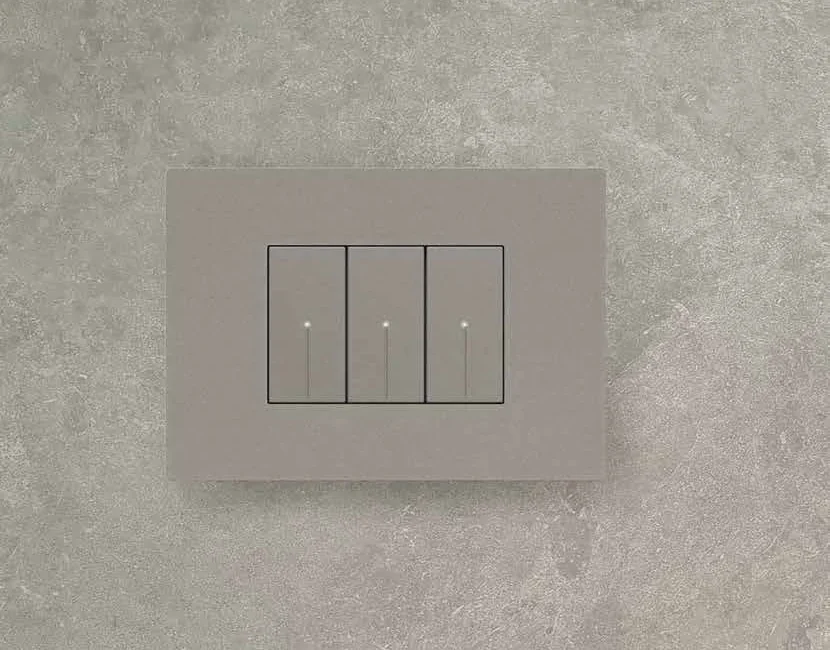 3-модулен ключ bticino Light Now в цвят камък на каменна стена