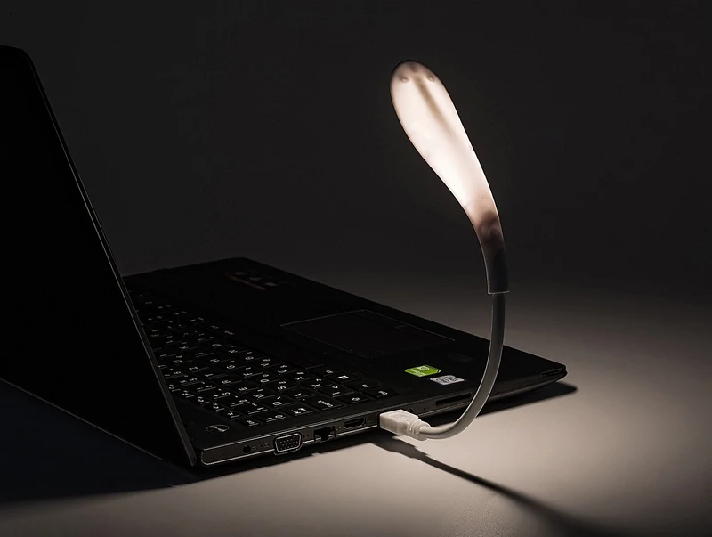 Tafi – LED table lamp in white, USB, 35×200mm, 165lm, 4000K